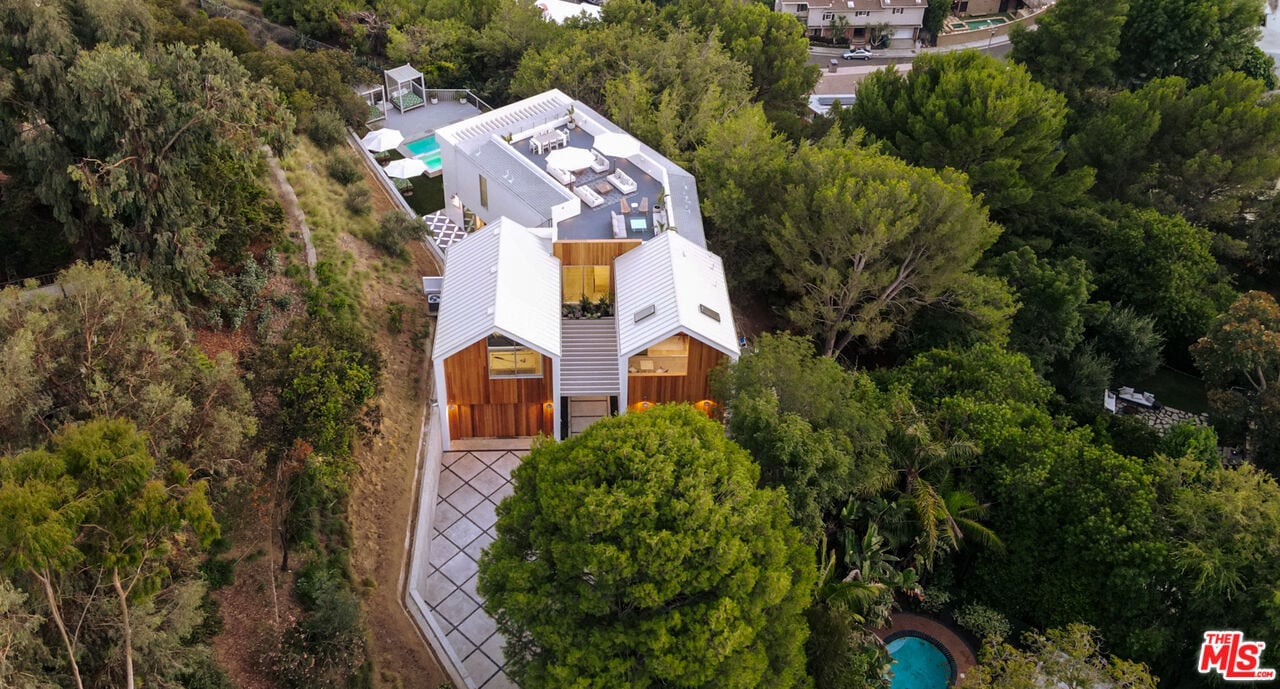 The Treehouse HH
